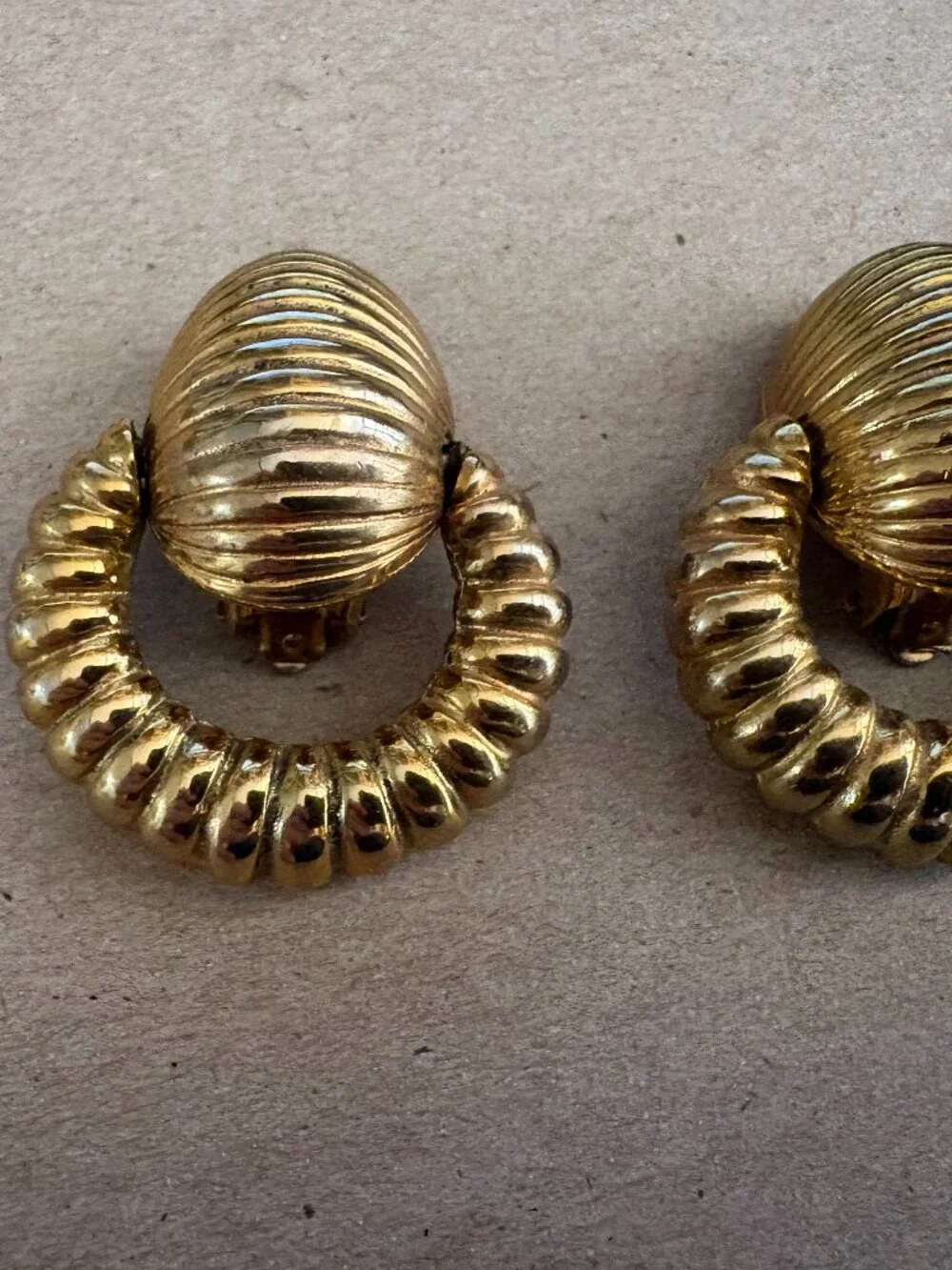80s vintage signed Kenneth Lane Hanging Ribbed Doorknocker gold earrings - Picture 2 of 8